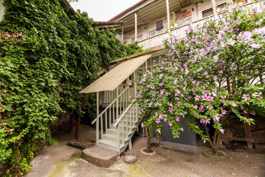 Apartment In Cozy Little Yard Tbilisi Eksteriør billede